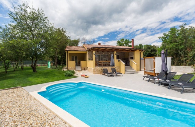Villa Savey - heated pool, 3 rooms, 3 bathrooms, big garden, all service,