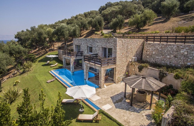 Villa Seashore: Dreamy villa by the sea side with heated pool