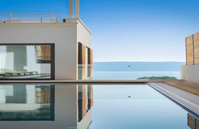 Villa Senzea - modern villa with heated pool, gym, sauna, jacuzzi and sea views