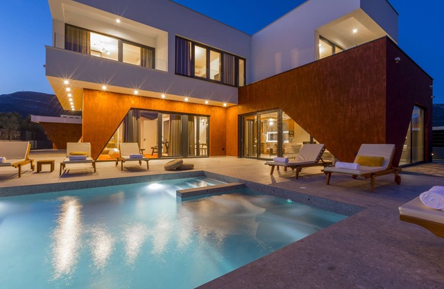 Villa SEVEN HEARTS with heated pool and private basketball court near Split