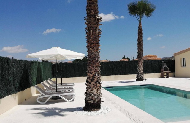 Villa - Sleeps 4 - Pool - Patio - Parking