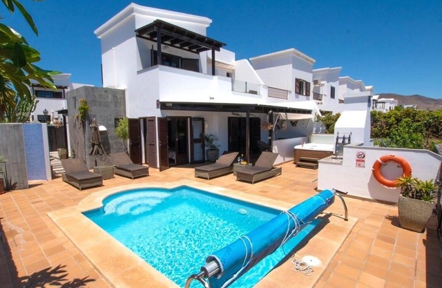 Villa Solsidan with Pool, Jacuzzi, high speed internet,15 minutes from Marina