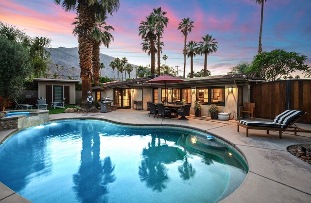Villa Sonora Palms: Luxury Retreat with Pool & Spa
