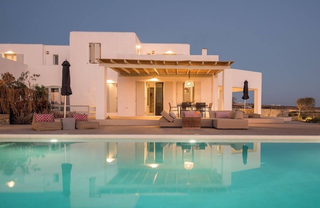 Villa Sunshine · 5BR Beachfront Über Boho Chic Vil