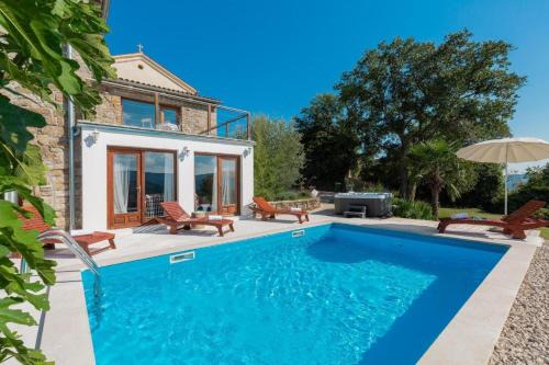 Villa Sussini in Central Istria for 8 people with jacuzzi & pet friendly