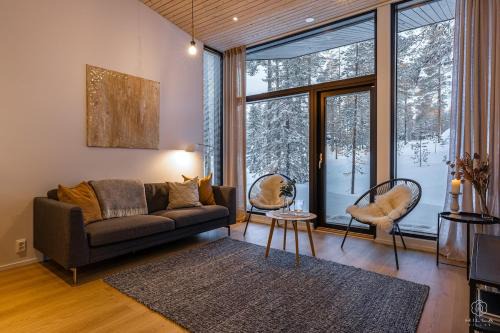 Villa Suunnikas by Hilla Villas