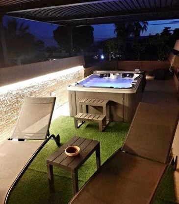 Villa Tea con piscina a pochi passi dal mare
