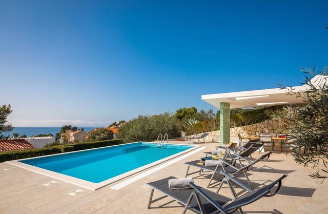 Villa Tela with Swimming Pool