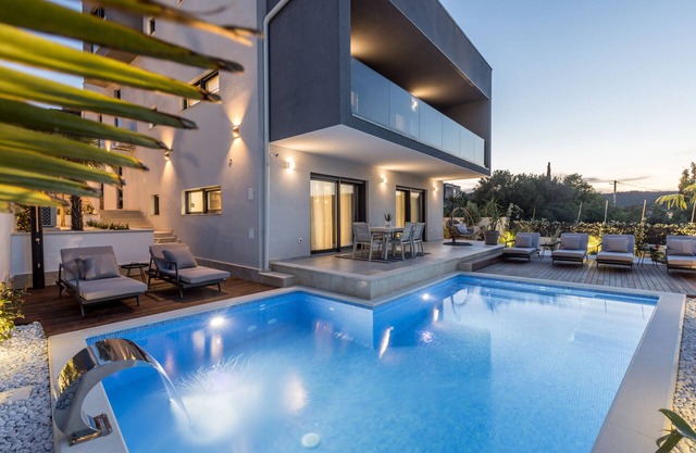 Villa Todo with heated pool and jacuzzi