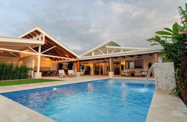 Villa Tranquila-new 4-bedroom home in Atenas, with views and pool!