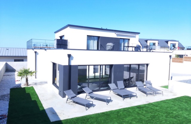 Villa Ty Varcq Avec Piscine Intérieure et vue mer