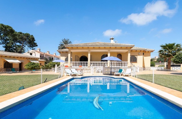 Villa Una Fuente de Sol with swimming pool, garden and Wi-Fi