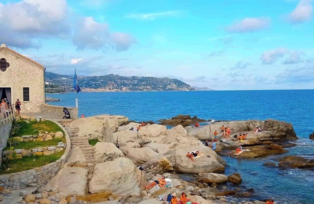 Villa 'Villetta In Bordighera' with Sea View, Private Terrace and Wi-Fi