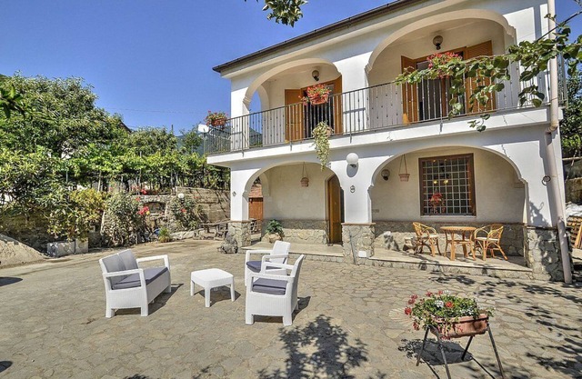 Villa Vinile: A welcoming two-story villa surrounded by the greenery, with Free WI-FI.