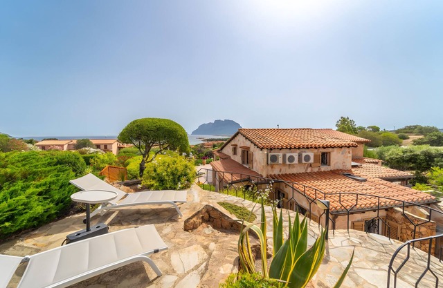Villa 'Vista Mare La Corallina' with Sea View, Wi-Fi and Air Conditioning