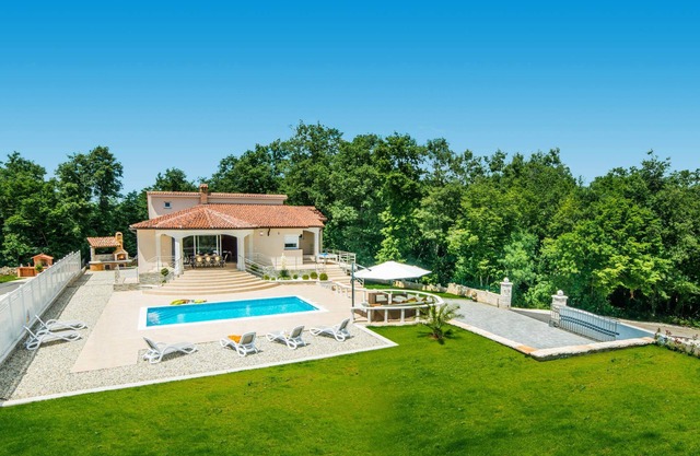 Villa Vivian by Villa Plus