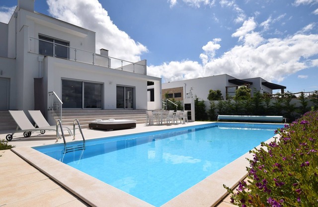 Villa w/Heated Pool Near Óbidos