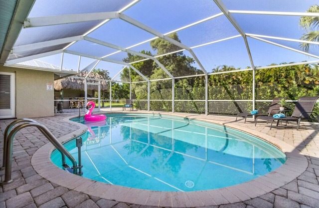 Villa Whiskey Palms- Enchanting Tiki Bar Pool Home