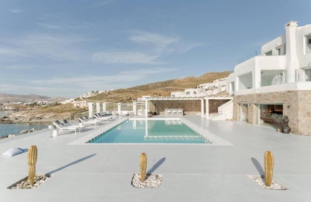 Villa White Spectacular View of the Aegean Sea and the Mystic Island of Delos