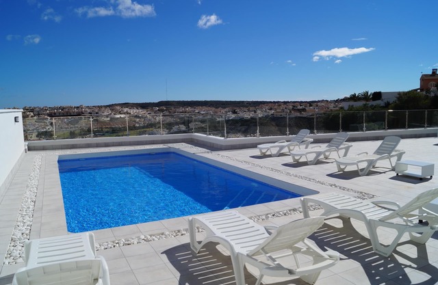Villa with GOLF and sea views - swimming pool - childproof locks