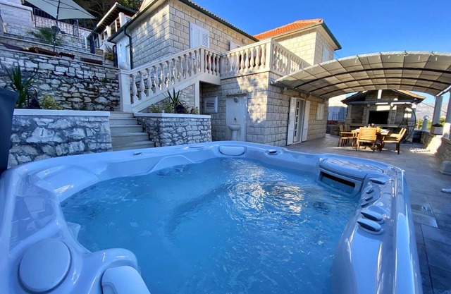 🌟 Villa with a sea view, 2 hot tubs, BBQ.