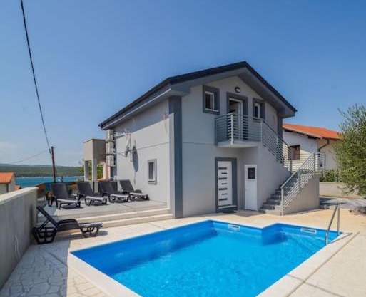 Villa with amazing view and a private pool, Šušnjar 1