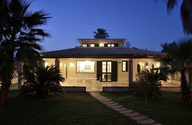 Villa with direct access to the fine sandy beach, garden and terraces