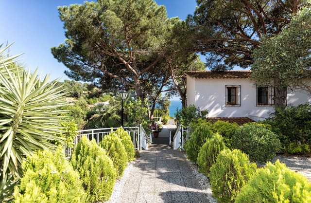 Villa with great sea view and heated swimming pool. 9 min by walk to the beach.