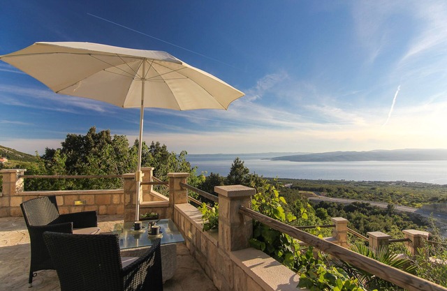 Villa with heated Swimmingpool, barbecue , terrace with sea view, up to 6 people