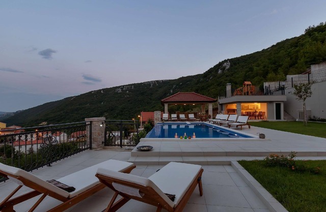 Villa with infinity pool and beautiful lake view