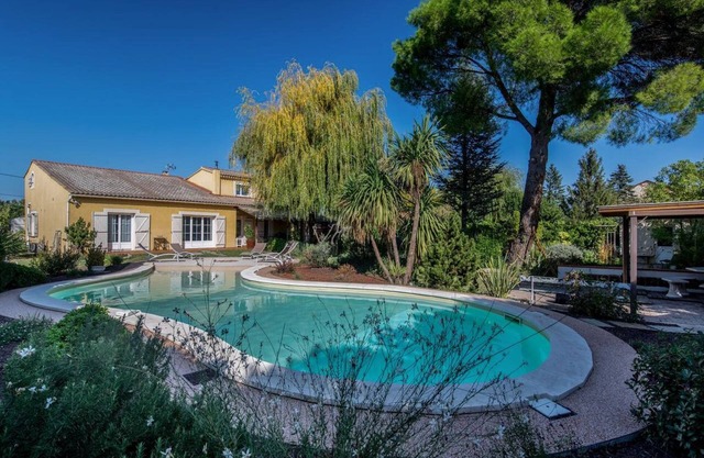 Villa with Plage® pool, and large shaded garden in Provence and Luberon.