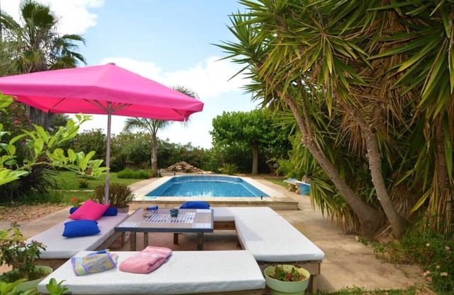 VILLA WITH POOL 9 PERS. 300 M. FROM BEACH