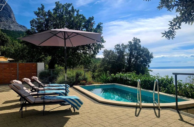 Villa with pool, barbecue , patio , quiet location , families welcome