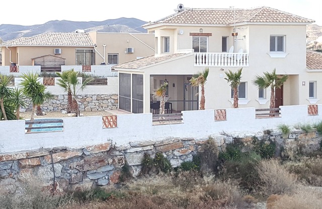 VILLA with private pool, 35 km from the beaches, mountain views, WIFI