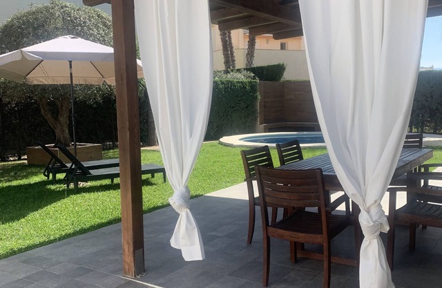 VILLA WITH PRIVATE GARDEN AND SWIMMING POOL AT 50 MTS FROM THE BEACH IN OLIVA NOVA