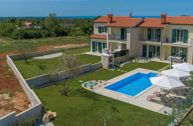 Villa with private pool in a quiet location with garden and grill