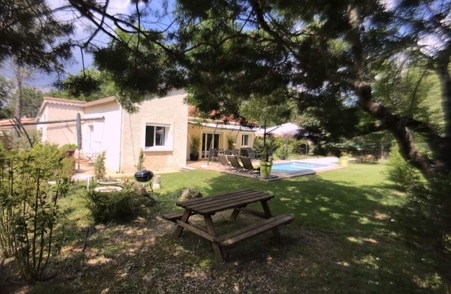 Villa with swimming pool, large terrace, all comfort, enclosed garden, calm.