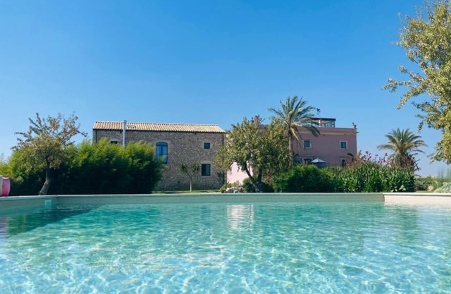Villa with swimming pool in the Aleppo pine reserve in the Ragusa area