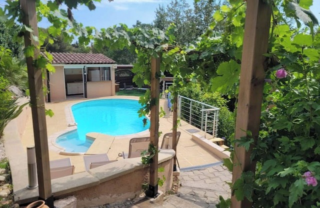 Villa with swimming pool, superb view, pétanque court