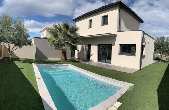 VILLA with swimming pool, breathtaking view of the Sesquiers lake