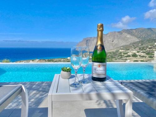 Villa Zina mit Infinity-Pool und Meerblick