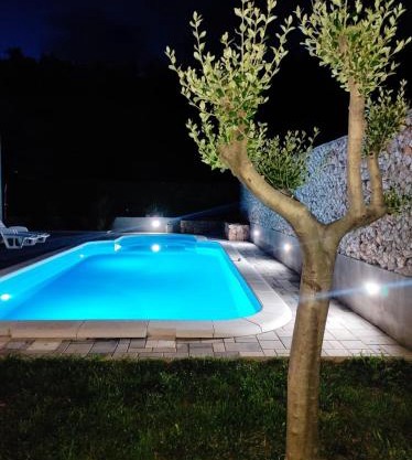Village holiday apartman with heated pool Maslina