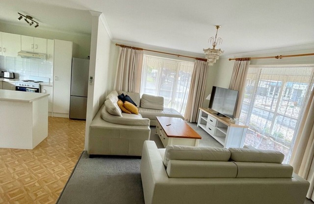Vincent Hideaway - Walking distance to beach, shops & pub! Off Peak Special!