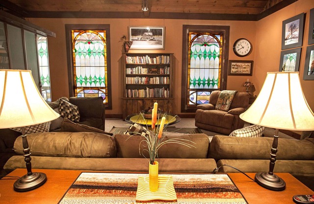 Vintage BARN Apartment-POOL-HotTub-FirePit-Hiking-Museums-Theater-Pets welcome!