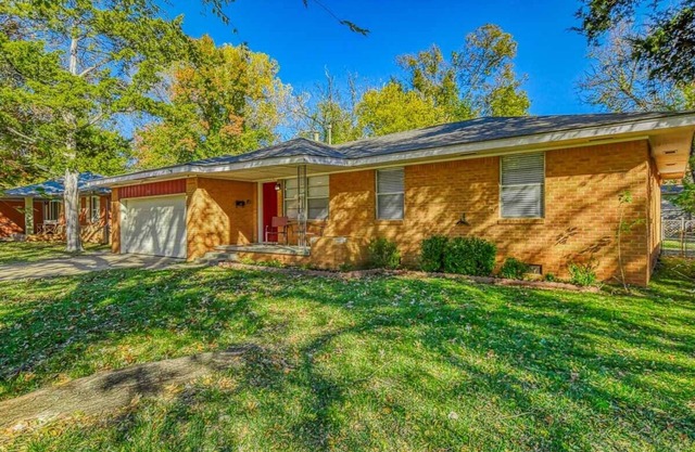Vintage home in heart of OU country-uniquely decorated OK themed home-ATT wifi