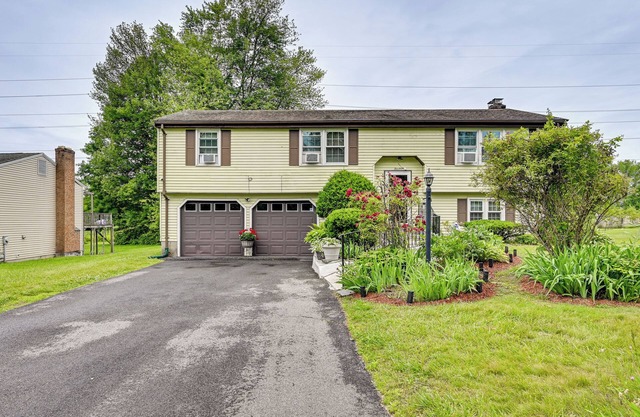 Vintage Windsor Home: Private Yard & Covered Deck