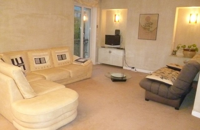 Voltaire. 62m2 apartment with parking.