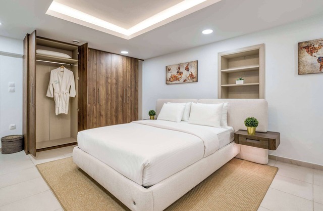 Voula Luxury Modern Living 1 Bd Apt with Garden