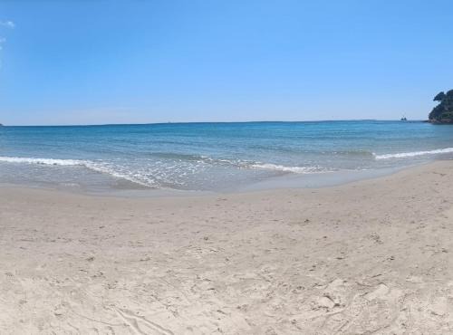 Vue et emplacement d'exception à 20 m de la plage des Sablettes