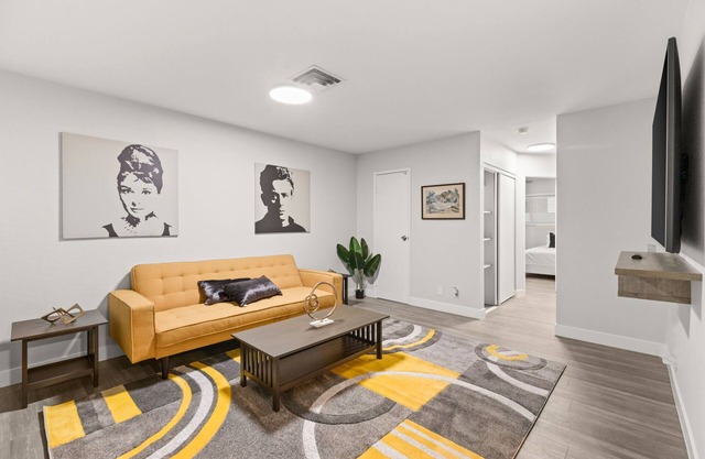 Walk Downtown Las Vegas 875 sf 2BR/1BA Fremont Arts District & 8Min to The Strip